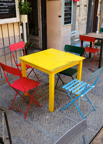 Foto scattata nel centro storico di Capoliveri a dei tavolini colorati. photo