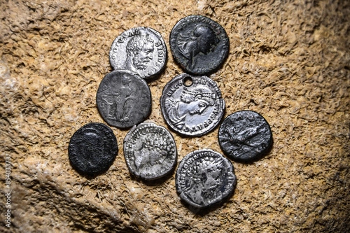 Obraz na płótnie coins of different denominations of ancient Rome w salonie