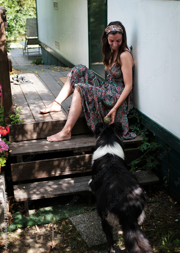 Foto scattata ad una ragazza in posa con il suo cucciolo di border collie in un bungalow situato a Marina di Campo nell'isola d'Elba.