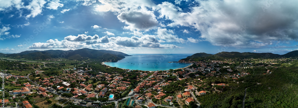 Panoramica aerea di Marina di Campo scattata con un drone.
