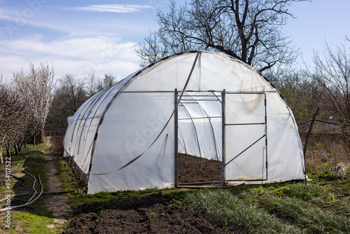 Greenhouse nursery for the cultivation of salad and other vegetable © Buduroi