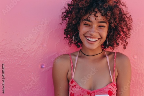Jeune femme sur fond studio coloré