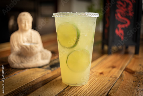 Tapety artystyczne VIETNAMESE LIMEADE