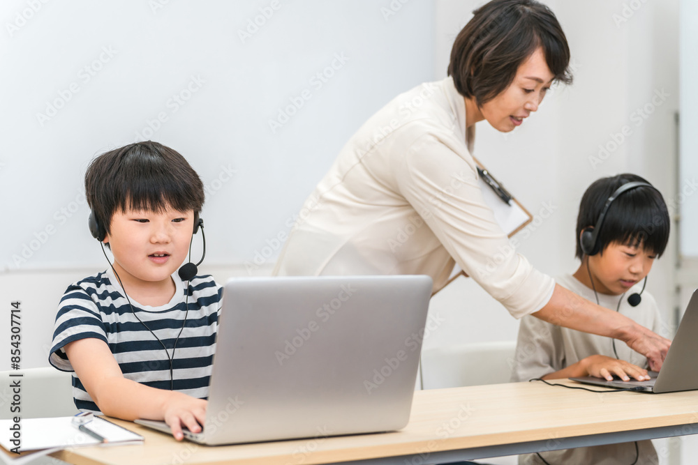 パソコンを使ってICT教育する先生と子供(日本人)
パソコンを使ってICT教育する先生と子供(日本人)