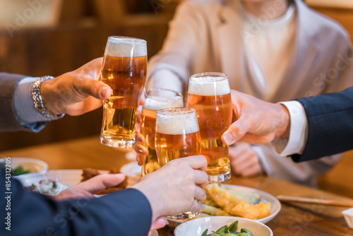 Foto 居酒屋・飲み屋で乾杯する男女のサラリーマン