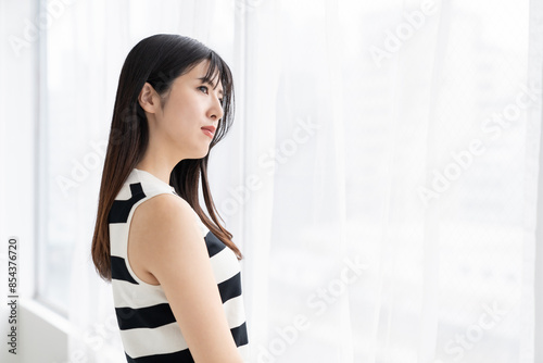 Free Download 考える女性 - GFXLoad