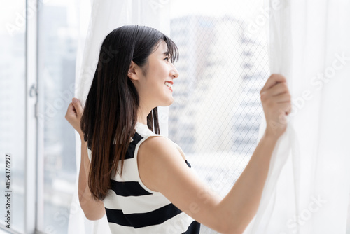 カーテンを開ける女性 Free Download カーテンを開ける女性 - GFXLoad