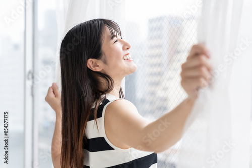 カーテンを開ける女性 Free Download カーテンを開ける女性 - GFXLoad