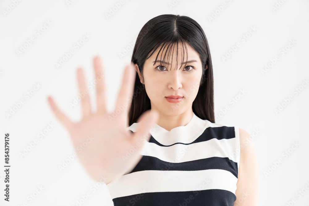 若い女性　拒否