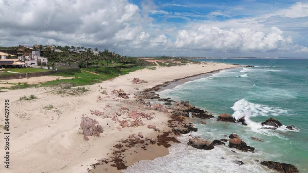 Formações rochosas na praia do Barro Preto - Aquiraz, Ceará, Brasil. Imagem aérea de drone.