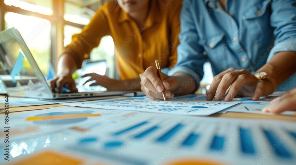 Obraz premium Business Professionals Analyzing Data