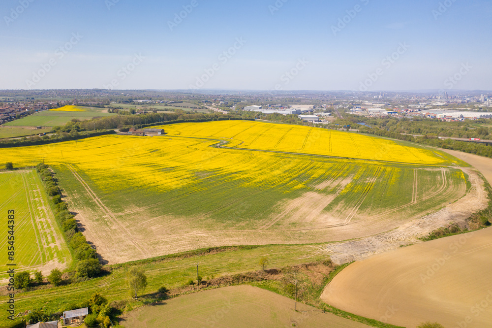 Φωτογραφία Aerial photo in the spring time of farmers fields located in the town of Leeds i