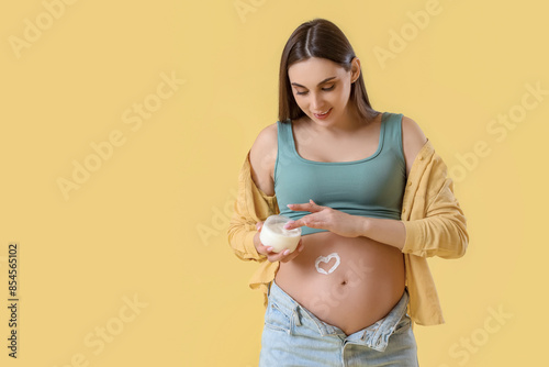 Young pregnant woman with h...