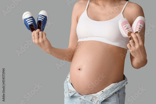 Young pregnant woman with b...