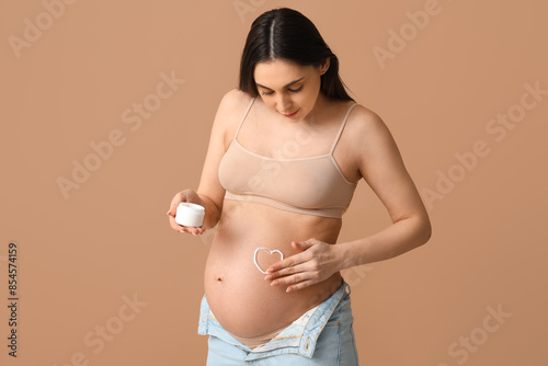 Young pregnant woman with h...