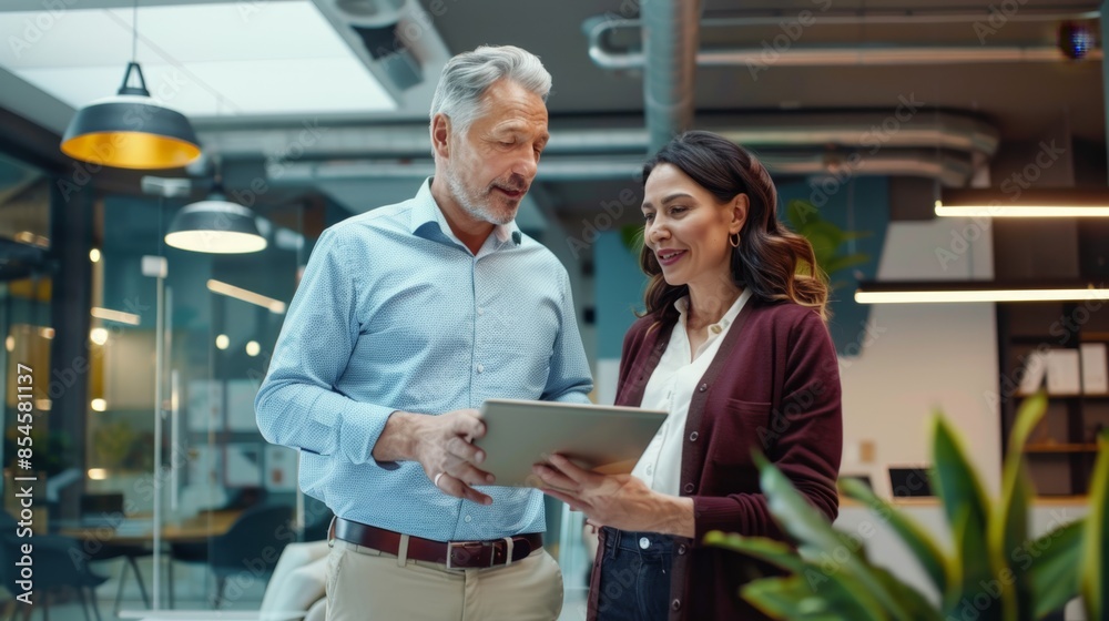 Obraz premium Colleagues discussing project details