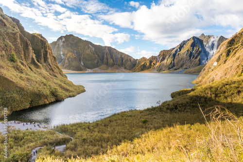 Cratère remplie d'eau du mont Pinatubo qui est un volcan sur l'ile de Luzon aux Philippines.  