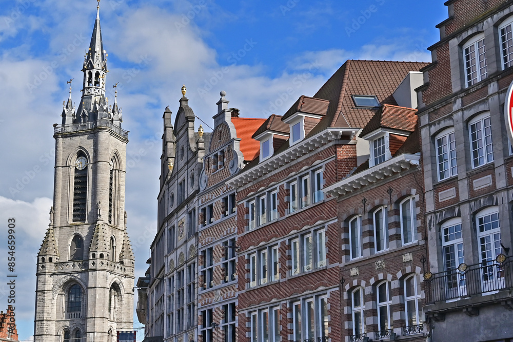 Tournai, La Torre civica e le antiche case della Grand Place, Fiandre - Belgio Tournai, La Torre civica e le antiche case della Grand Place, Fiandre - Belgio