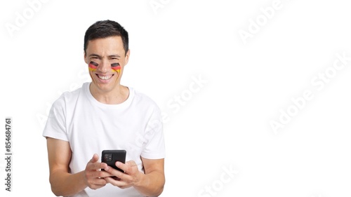 German man looking at his mobile smiling and showing it. © Iván Moreno