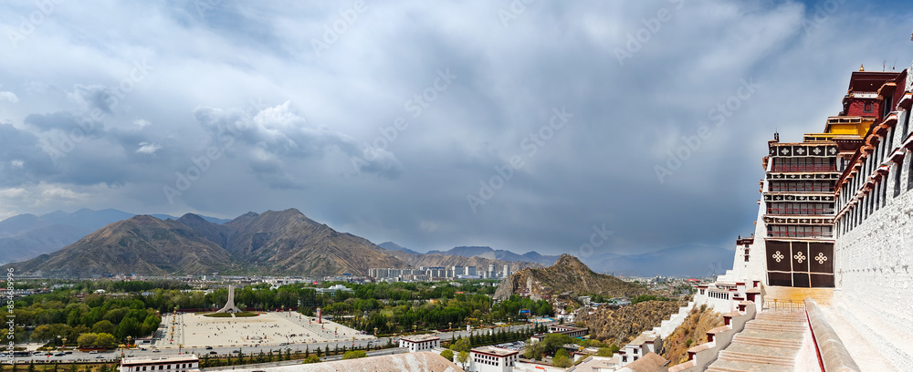 Obraz premium Large panoramic view of Lhasa city, from the Potala Palace on a blue sky background