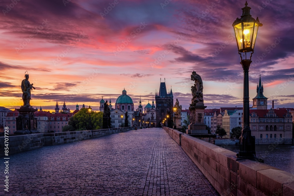 Obraz premium Beautiful summer sunrise view of the Charles Bridge and skyline of Prague, Czech Republic
