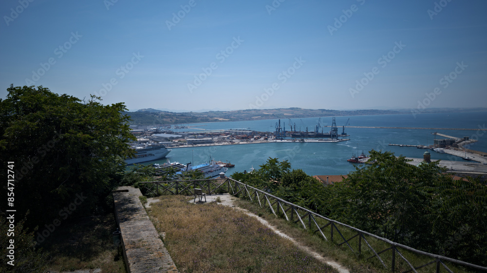 Porto di Ancona visto dal parco del Cardeto Porto di Ancona visto dal parco del Cardeto