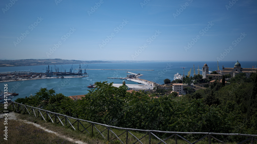 Naklejka premium Porto di Ancona visto dal parco del Cardeto