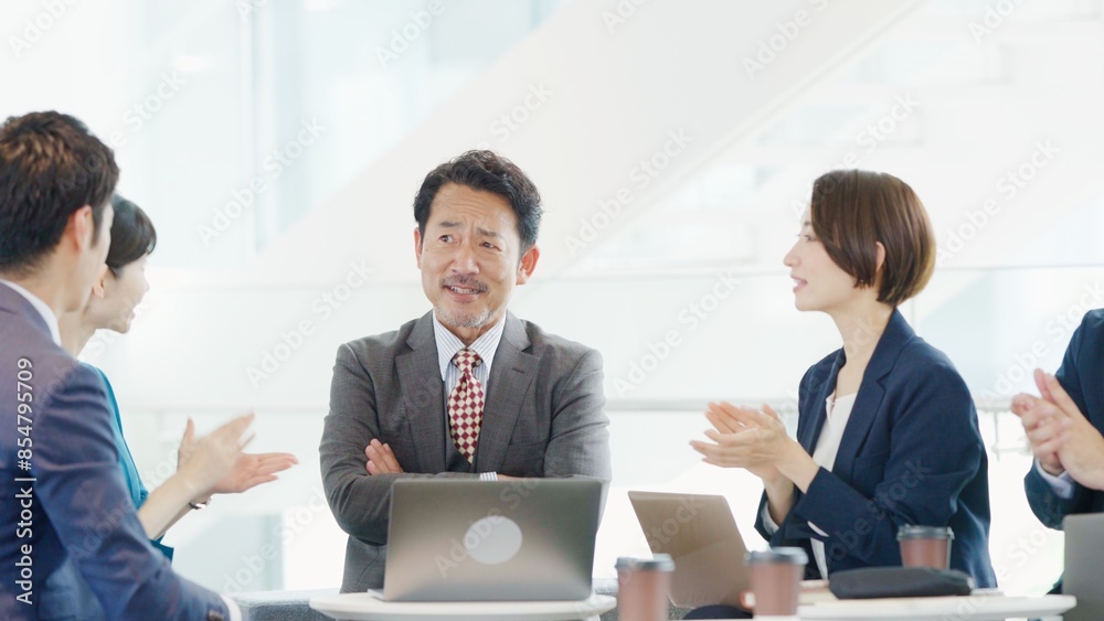 オープンオフィス会議シーン オープンオフィス会議シーン