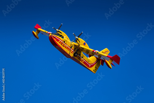 Training of a Canadian civil security in the Mediterranean. Canadair pilots take advantage of the fire-free season to maintain their skills. 