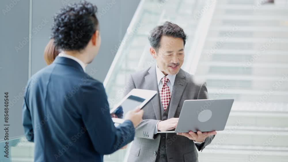 オープンオフィス会議シーン