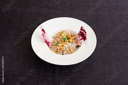 risotto, al, radicchio, piatto, pasta, gorgonzola, e, formaggio, bianca, in, primo, tavolo, grigio, bianco, dolce, o, piccante, gherigli, di, noci, granella, sbriciolata, prezzemolo, tovaglia, texture