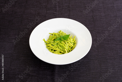 pasta, al, pesto, basilico, verde, trofie, fatta, a, mano, casereccia, ristorante, casa, cucina, italiana, italia, piatto, bianco, tovaglia, texture, grigia, grigio, prospettiva, inclinato, vista, pas photo