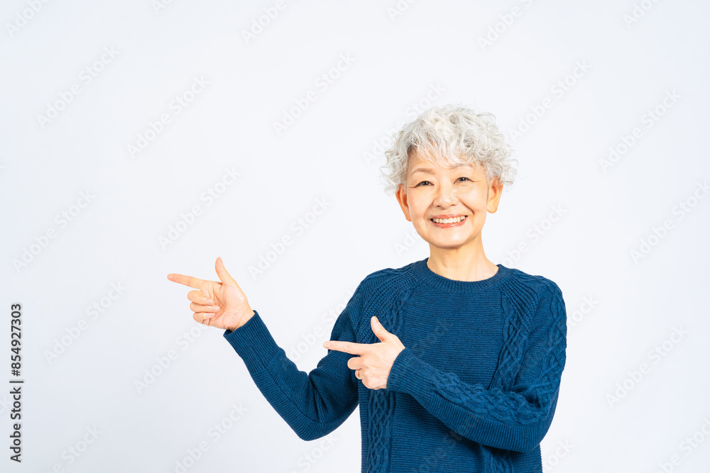指をさすシニア女性 指をさすシニア女性