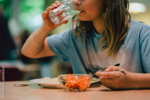 Mädchen isst in der Schulkantine