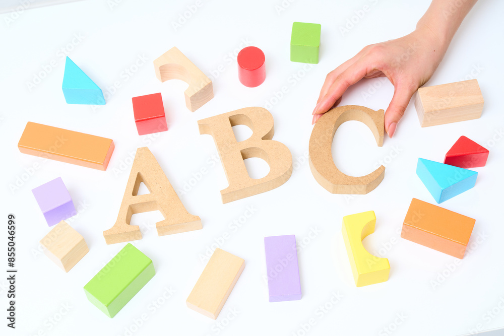カラフルな積み木と「ABC」と並べられたアルファベットの木製ブロック カラフルな積み木と「ABC」と並べられたアルファベットの木製ブロック
