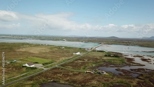 Drohnenflug über South-Uist mit Blick nach Benbecula, Äußere Hebriden photo