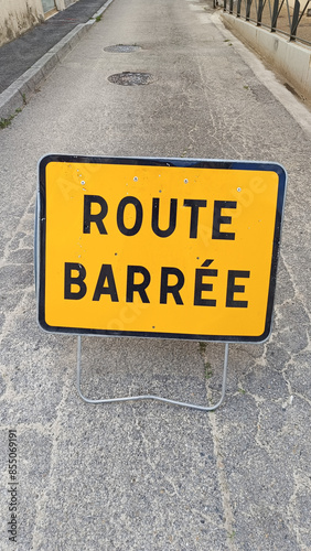 Cuadro en lienzo les mots route barrée écrit en français sur un panneau routier