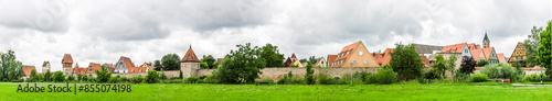 Stadtmauer mit Stadtgraben  von Dinkelsbühl in Mittelfranken