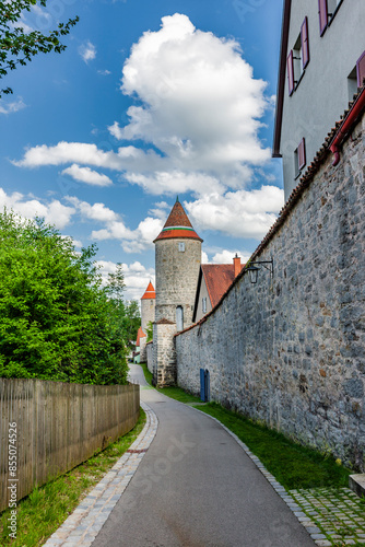 Stadtmauer mit Turm in der Altstadt von Dinkelsbühl in Mittelfranken