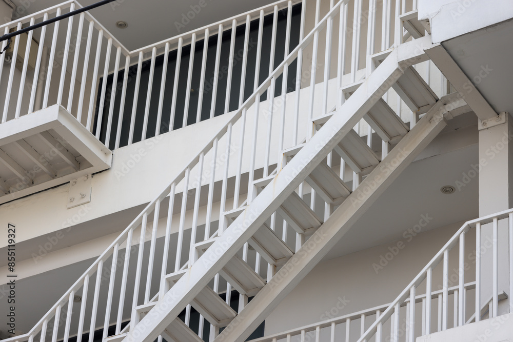 Obraz premium A white building with a white staircase leading up to the roof