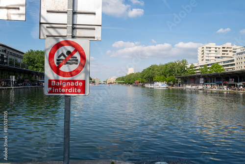 des canot sur le bassin de la Violette à Paris en France photo