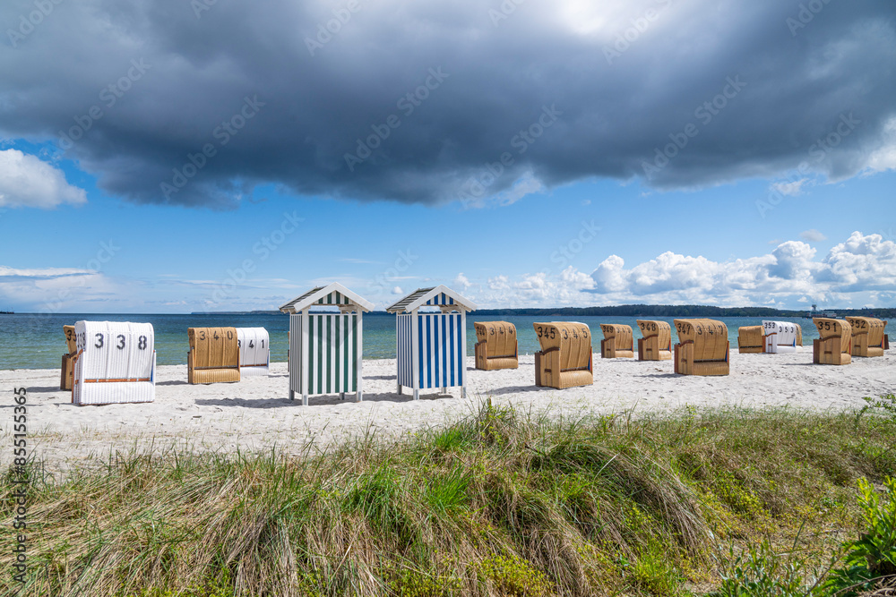 Strandkörbe und Strandhütten am Ostseestrand in Eckernförde, Schleswig-Holstein, Deutschland Strandkörbe und Strandhütten am Ostseestrand in Eckernförde, Schleswig-Holstein, Deutschland