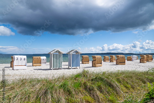 Strandkörbe und Strandhütten am Ostseestrand in Eckernförde, Schleswig-Holstein, Deutschland