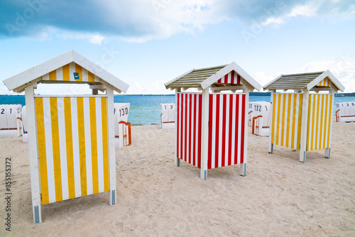 Strandkörbe und Strandhütten am Ostseestrand in Eckernförde, Schleswig-Holstein, Deutschland