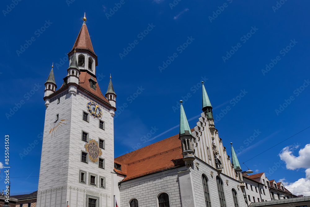 Obraz premium Late-gothic style Old Town Hall (Altes Rathaus, 1470 - 1480) building (now Toy Museum - Spielzeugmuseum) at Marienplatz square in Munich. MUNICH, GERMANY.