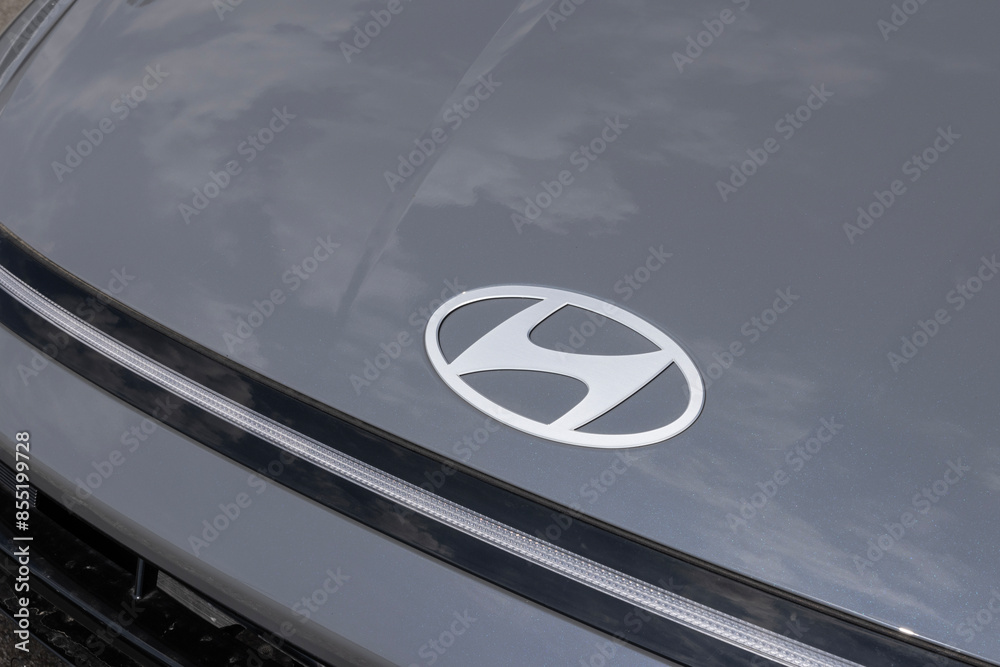 Hyundai logo on a Sonata sedan. Hyundai offers the Sonata with a 2.5L ...