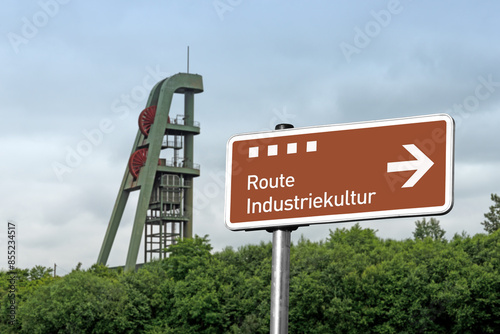 Wegweiser, Industrieroute, Schacht Lerche im Hintergrund photo