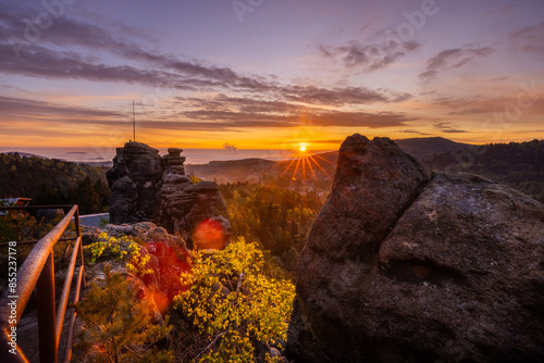 Obraz na płótnie Sunrise with fog on the Nonnenfels mountain in Zittauer Gebirge Sandstone golden hour golden light afterglow skyglow red sky sunstar against sun w salonie