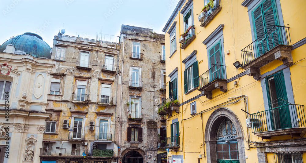 Obraz premium Naples, Italy - 18 May, 2024: Colorful antique buildings in Napoli