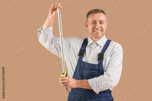 Male construction worker wi...